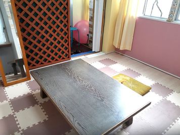 座机で学習、談話　 - 東海ビル金沢(高麗会館） 1階　マット室（整体、自習等）の室内の写真