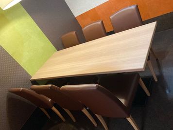 《1名用》【テレワークに最適👩‍💻】電源/Wi-Fi完備/ソフトドリンク飲み放題付き☕️の完全個室！ - カラオケビッグエコー 千歳烏山店