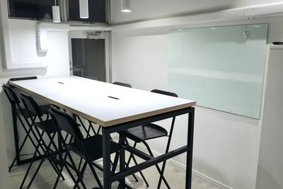 6人掛けのテーブル　ホワイトボード - クリエイティブ ワークスペース 四ツ橋6名会議室 Centrum Meeting Room Aの室内の写真