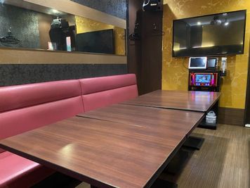 カラオケビッグエコー所沢駅前店 《9～10名用》会議・打ち合わせ用ワークルーム【サイズL】の室内の写真