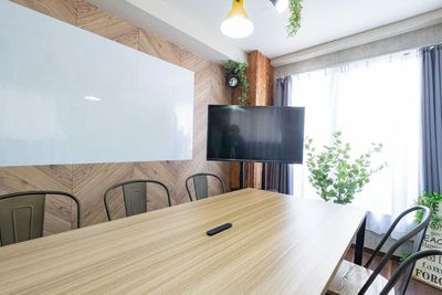 桜木町駅 1分の貸し会議室 クリエイティブを育むワークスペースの室内の写真