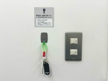 個室専用鍵もございますので、長時間のご利用も安心です。 - THE POINT 渋谷3丁目  THE POINT 渋谷3丁目 セミナールーム『5G』の設備の写真