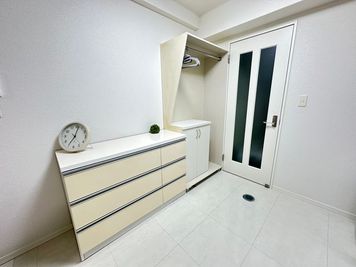 洋服やバックを置けるスペースになってます🤗 - お気軽スペース お気軽スペースchillの室内の写真