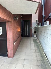 真っ直ぐ行くと左に階段が見えてきます♪
２階へお願いいたします🤗 - お気軽スペース お気軽スペースchillの外観の写真