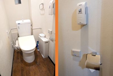 いつも綺麗にご利用いただきありがとうございます。
ウォシュレットと便座除菌クリーナー用ディスペンサーを設置したトイレです。 - ルールーム 01 神田 テレワークスペースの設備の写真