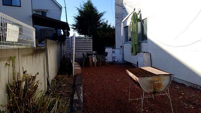 裏庭外は夜8時までの利用 - レンタルスペース夕顔瀬 Iプラン・全体貸し出し19時～23時・無料駐車場前面6台裏1台の外観の写真