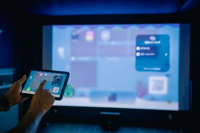DVDやブルーレイをはじめ、スマホをミラーリングしてサブスク動画コンテンツやインターネットLIVE配信の視聴も可能（※写真は海シアター） - コモリエ ヌーア（ komolier NUA ） 空グランピングシアターの室内の写真