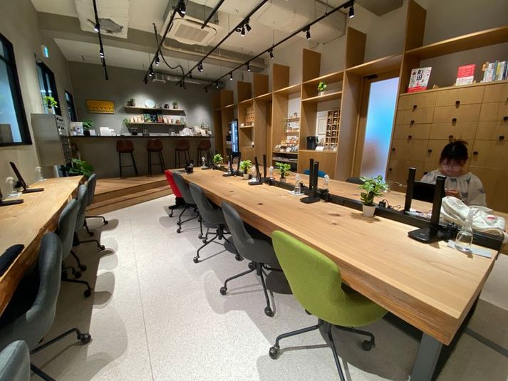 カフェスペース。木の1枚テーブルで席の間は広くとれます。 - GARAGE MACHIDA 町田フリードリンク付カフェスペース/駐車場無料の室内の写真