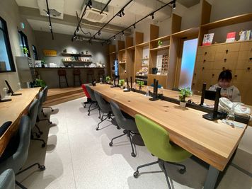 追加料金なしでカフェスペースもお使い頂けます。 - GARAGE MACHIDA 南大谷店 【就活オンラインブース】GARAGE MACHIDA個室（B席）の室内の写真