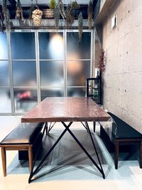 半スペース24.5㎡の広さです。
ベンチ型チェアー×２
テーブル１ - 玉井町ガレージハウスD号室 【24㎡の半スペースレンタル】atelier FUYURAの室内の写真
