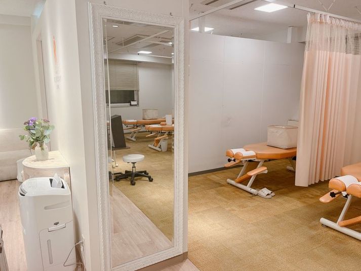 清潔感のある施術スペース - minoriba_名駅四丁目南店 レンタルサロン　オープンスペースの室内の写真