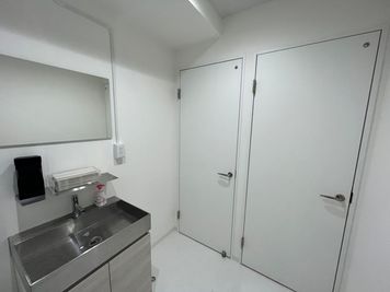 トイレ内個室2つ - Espace uni.co (エスパスユニコ) 【都賀駅】貸会議室　エスパスユニコ　スタンダードプランのその他の写真