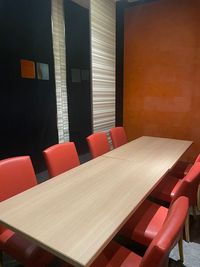 カラオケビッグエコー 八王子店 《5～8名用》会議・打ち合わせ用ルーム【サイズM】の室内の写真