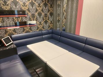カラオケビッグエコー 門前仲町駅前店 《2～4名用》会議・打ち合わせ用ルーム【サイズS】の室内の写真