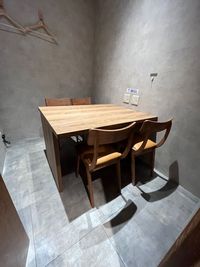 【個室内設備】
机、椅子、電源タップ×4、ハンガーラック、ハンガー - サテライトオフィス狛江City サテライトオフィス狛江City 4名個室 ＜ROOM5＞の室内の写真