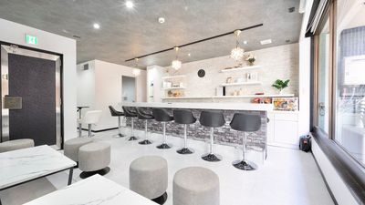 着席でも立食でもお楽しみ頂けます！ - 彩place 〜Table8 梅田〜 Table８梅田の室内の写真