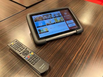 DVDやHDMI等ございます。また、別料金でお食事のご注文も可能です。 - カラオケビッグエコー 柏駅前店 《9～10名用》会議・打ち合わせ用ワークルーム【サイズL】の設備の写真