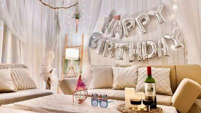 誕生日のお祝いにも最適🎉🥂飾り付けはご自身でご用意ください - チルスペ四条烏丸 パーティースペースの室内の写真