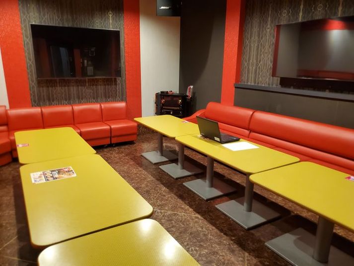 《9～10名用》会議・打ち合わせ用ワークルーム【サイズL】 - カラオケビッグエコー 梅田茶屋町本店