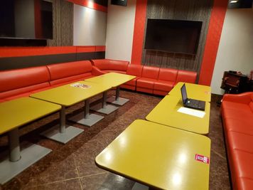 カラオケビッグエコー 梅田茶屋町本店 《9～10名用》会議・打ち合わせ用ワークルーム【サイズL】の室内の写真