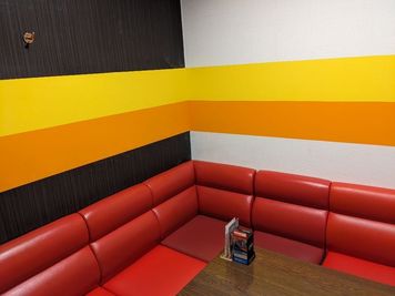 室内 - カラオケビッグエコー 横浜関内店 《2～4名用》会議・打ち合わせ用ルーム【サイズS】の室内の写真