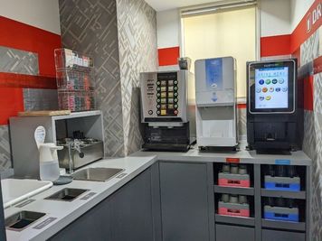 ドリンクバー - カラオケビッグエコー 横浜関内店 《2～4名用》会議・打ち合わせ用ルーム【サイズS】の室内の写真
