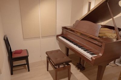 グランドピアノ常設の音楽スタジオ｜初台駅徒歩６分、YAMAHA G2B、調律頻度２～３カ月【ワオン・スタジオ初台Dスタジオ】 - ワオン・スタジオ 初台