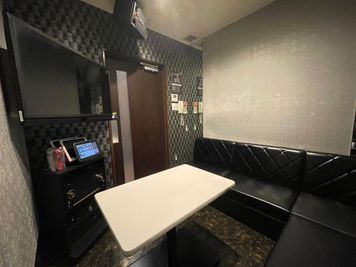 カラオケビッグエコー 渋谷宮益坂口店  《1名用》テレワークルームの室内の写真