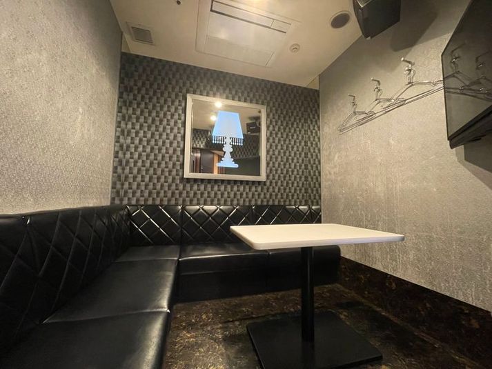 カラオケビッグエコー 渋谷宮益坂口店 《2～4名用》会議・打ち合わせ用ルーム【サイズS】の室内の写真