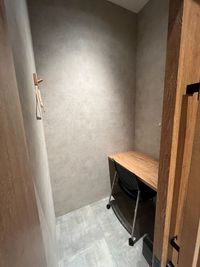 【個室内設備】
机、椅子、電源タップ×2、荷物入れ、ハンガーラック、ハンガー - サテライトオフィス狛江City サテライトオフィス狛江City 1名個室 ＜ROOM4＞の室内の写真