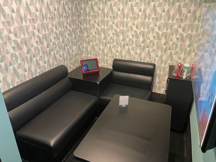 《2～4名用》会議・打ち合わせ用ルーム【サイズS】 - カラオケビッグエコー 京急川崎駅前店