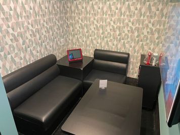 カラオケビッグエコー 京急川崎駅前店 《2～4名用》会議・打ち合わせ用ルーム【サイズS】の室内の写真
