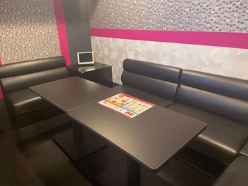 カラオケビッグエコー 京急川崎駅前店 《2～4名用》会議・打ち合わせ用ルーム【サイズS】の室内の写真