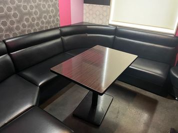 カラオケビッグエコー 京急川崎駅前店 《2～4名用》会議・打ち合わせ用ルーム【サイズS】の室内の写真