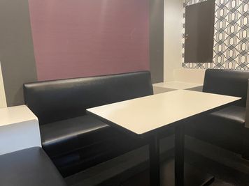 カラオケビッグエコー 京急川崎駅前店 《2～4名用》会議・打ち合わせ用ルーム【サイズS】の室内の写真