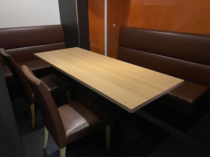カラオケビッグエコー 京急川崎駅前店 《5～8名用》会議・打ち合わせ用ルーム【サイズM】の室内の写真