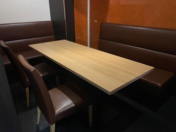 《5～8名用》【会議・打ち合わせに最適👩‍💻】電源/Wi-Fi完備/ソフトドリンク飲み放題付き☕️の完全個室！ - カラオケビッグエコー 京急川崎駅前店