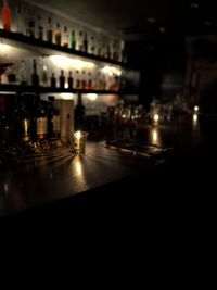 オイルランプの穏やかなカウンター - Bar Rosso カウンター有りBarスペースの室内の写真