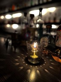 お洒落なカウンター - Bar Rosso カウンター有りBarスペースの室内の写真