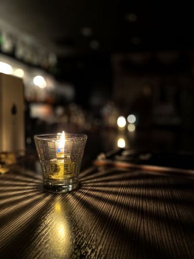 お洒落なカウンター - Bar Rosso カウンター有りBarスペースの室内の写真