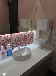 カラオケビッグエコー 神田西口駅前店 《1名用》テレワークルームの室内の写真