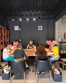 奥の部屋広々！レッスンもゆったり開催いただけます。 - 玉井町ガレージハウスD号室 【49平方メートル全面利用可】atelier FUYURAの室内の写真