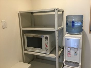 オーブンレンジとウォーターサーバー
を共用スペースに設置 - ゆらぎスペース二条　中島オフィス2F  レンタルサロン　ゆらぎすぺーす二条の設備の写真