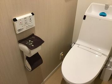 2階トイレ、
手すりつきトイレは1階だけです。
 - ゆらぎスペース二条　中島オフィス2F  レンタルサロン　ゆらぎすぺーす二条の室内の写真