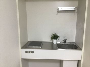 ミニキッチンがお部屋に設置されています！調理器具の貸し出しもいたします。ご要望に合わせてご用意いたします。 - ゆらぎスペース二条　中島オフィス2F  レンタルサロン　ゆらぎすぺーす二条の設備の写真