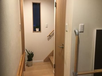 トイレは1階玄関横、2階共用部分にございます。
2階個室スペースへは階段をご利用下さい。
手すりが階段、廊下、トイレについています。 - ゆらぎスペース二条　中島オフィス2F  レンタルサロン　ゆらぎすぺーす二条の室内の写真