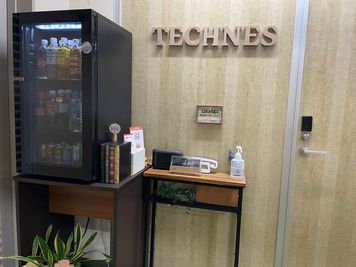 飲料冷蔵庫が設置されています。全て100円。PAYPAY対応。 - 株式会社テクネス ABルームの入口の写真