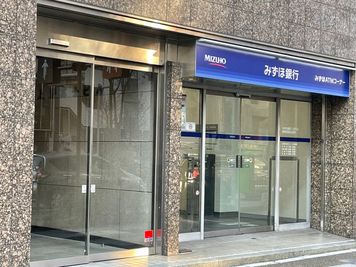 入口はみずほ銀行ATM隣から入ってください - 株式会社テクネス ABルームの外観の写真