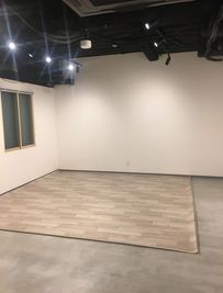 フローリングマット※オプション
3ｍ75㎝×3ｍ60㎝(2枚敷いた際)
 - ZOU CREATIVE KITCHEN 【多目的スペース】セミナー･交流会・上映会・ヨガetc※5時間～の設備の写真