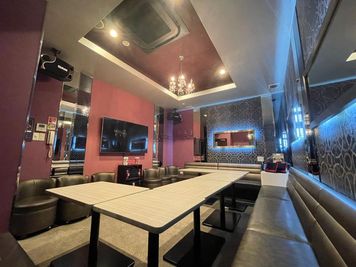 カラオケビッグエコー 渋谷宮益坂口店 《9～10名用》会議・打ち合わせ用ワークルーム【サイズL】の室内の写真